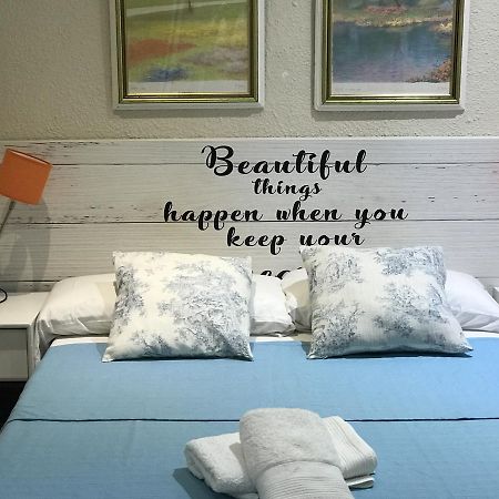 Hostal Aribau Barcelona Bagian luar foto