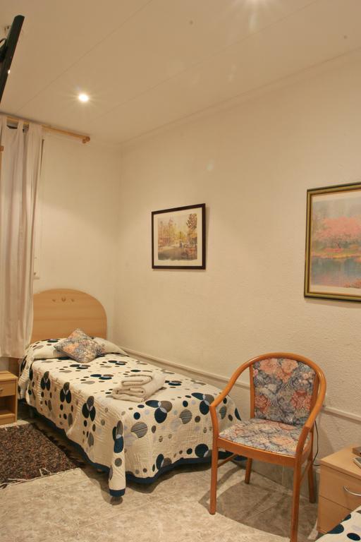 Hostal Aribau Barcelona Bagian luar foto