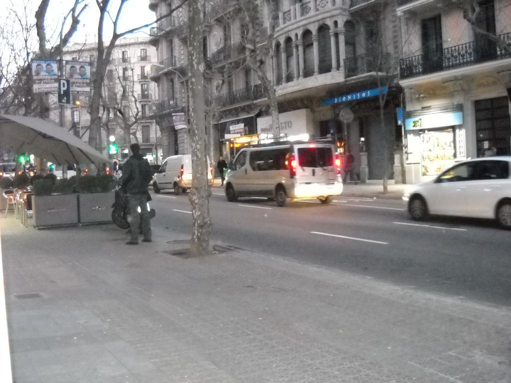 Hostal Aribau Barcelona Bagian luar foto