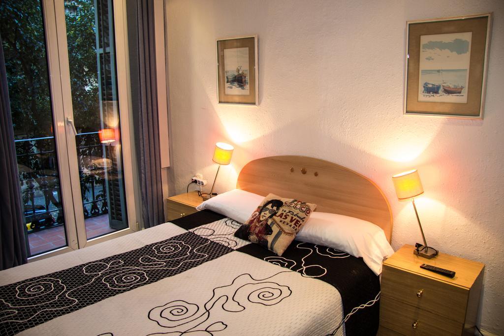 Hostal Aribau Barcelona Bagian luar foto
