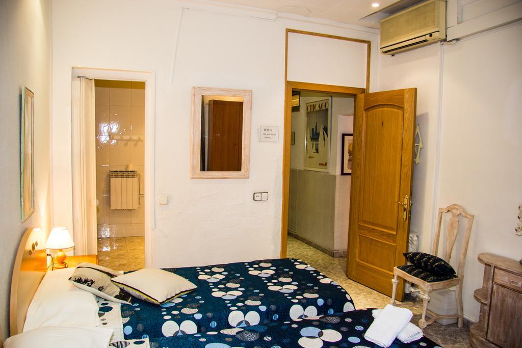 Hostal Aribau Barcelona Bagian luar foto