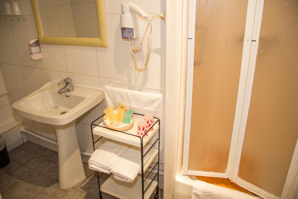Hostal Aribau Barcelona Bagian luar foto