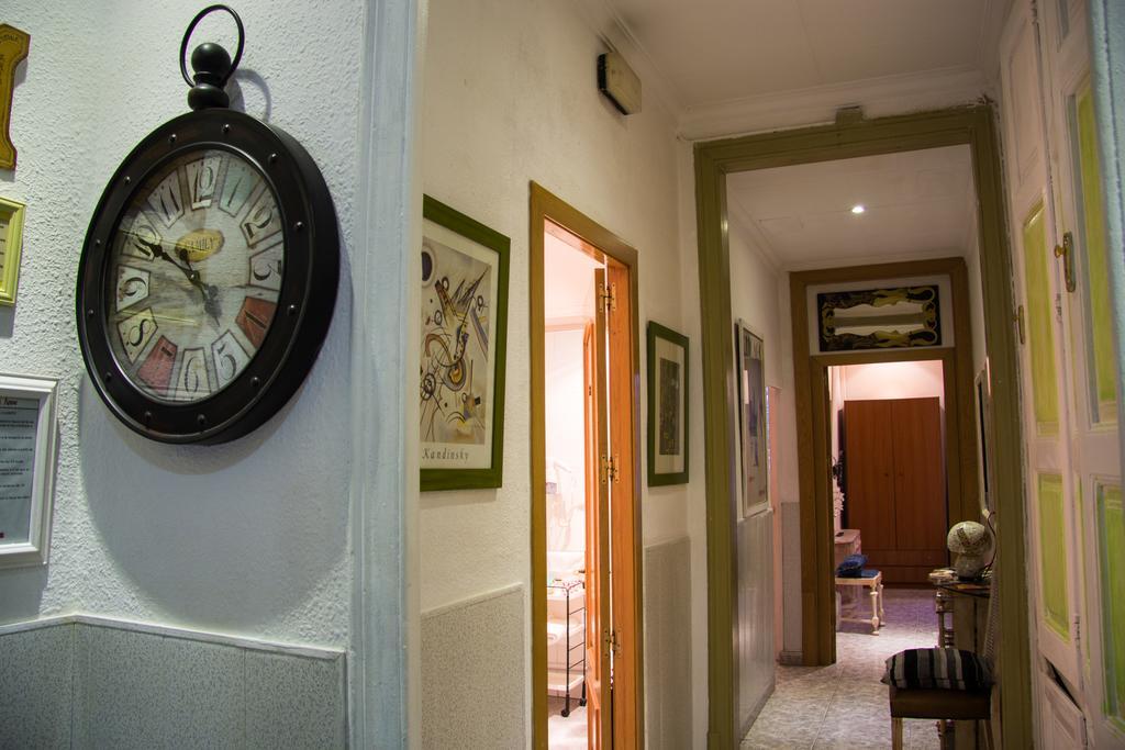 Hostal Aribau Barcelona Bagian luar foto