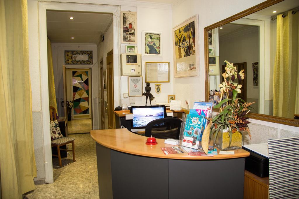 Hostal Aribau Barcelona Bagian luar foto