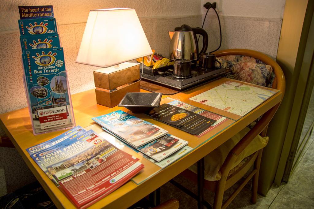 Hostal Aribau Barcelona Bagian luar foto