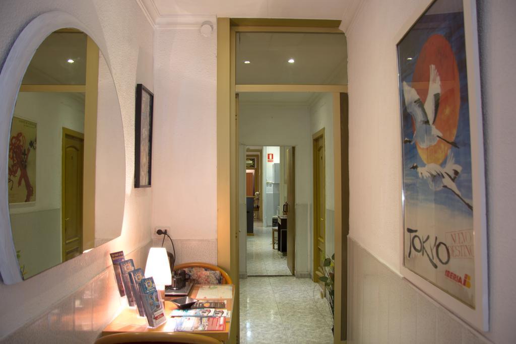 Hostal Aribau Barcelona Bagian luar foto