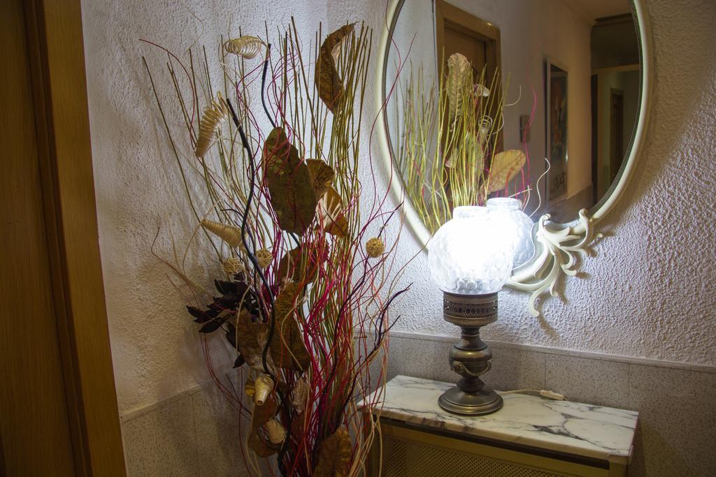 Hostal Aribau Barcelona Bagian luar foto