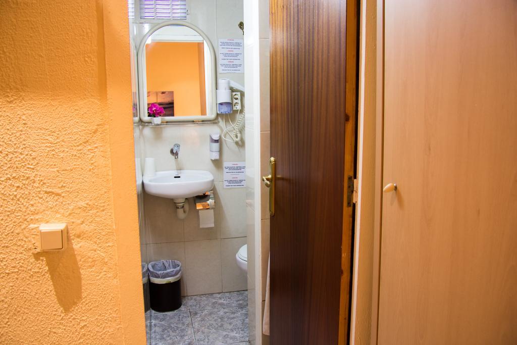Hostal Aribau Barcelona Bagian luar foto