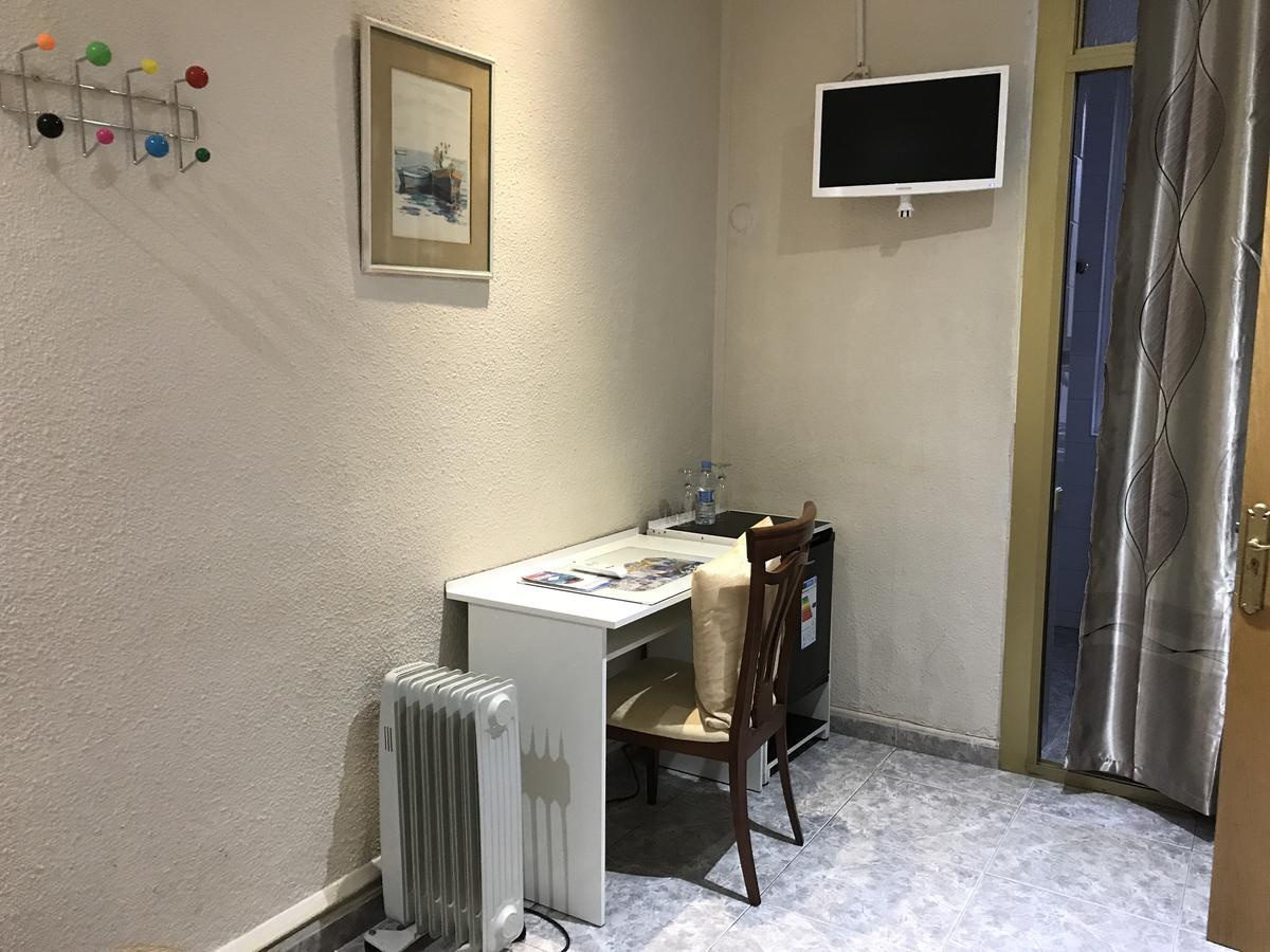 Hostal Aribau Barcelona Bagian luar foto
