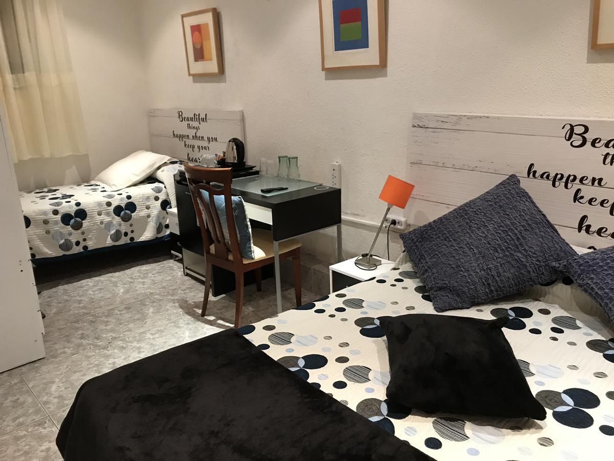 Hostal Aribau Barcelona Bagian luar foto