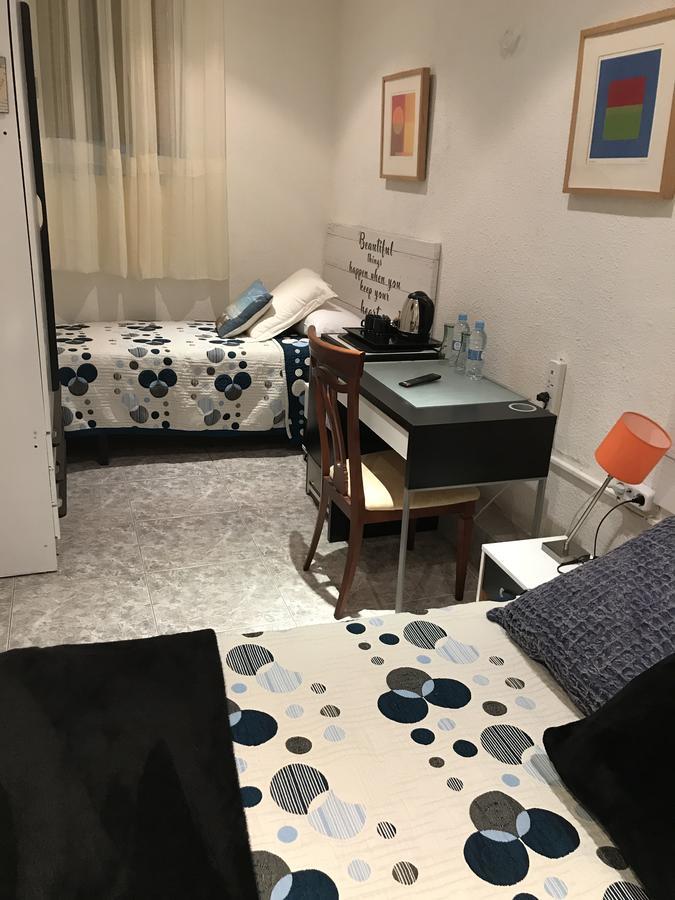 Hostal Aribau Barcelona Bagian luar foto
