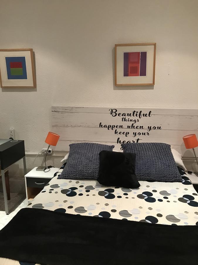 Hostal Aribau Barcelona Bagian luar foto