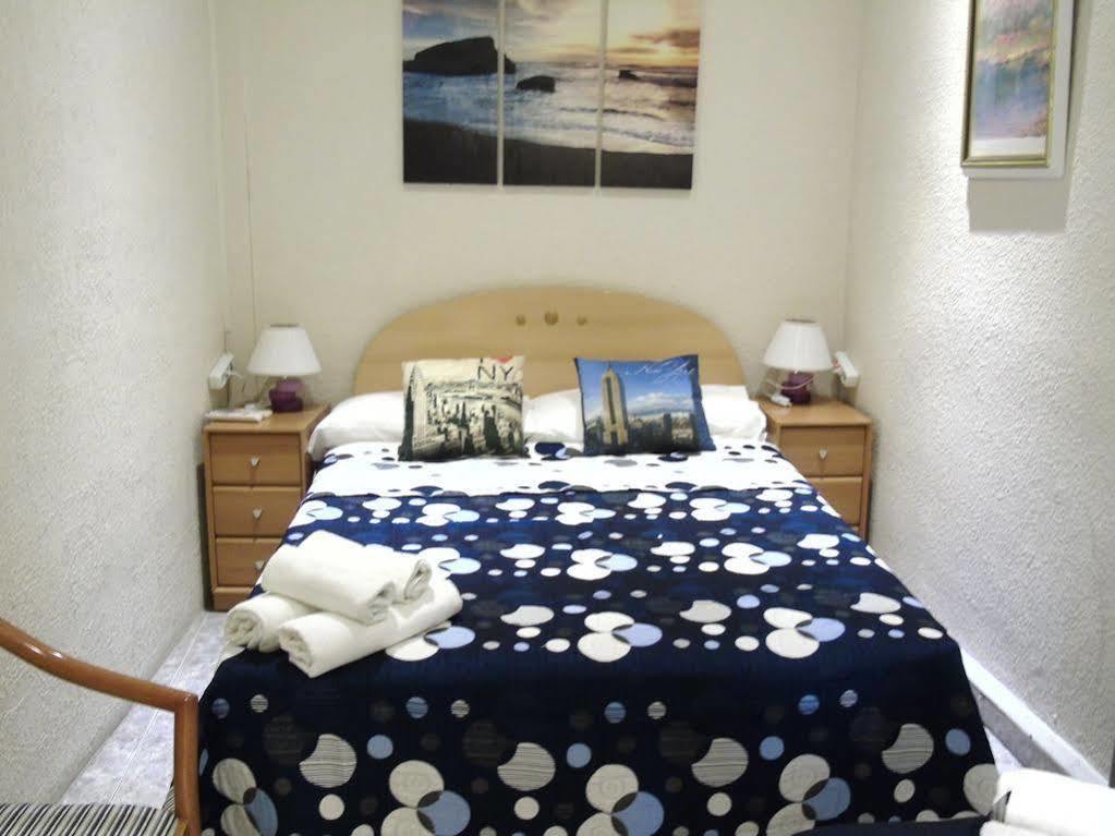 Hostal Aribau Barcelona Bagian luar foto