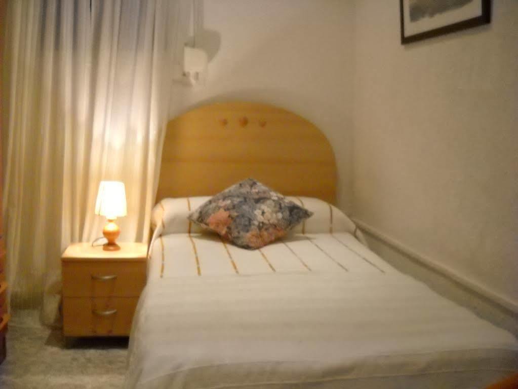 Hostal Aribau Barcelona Bagian luar foto