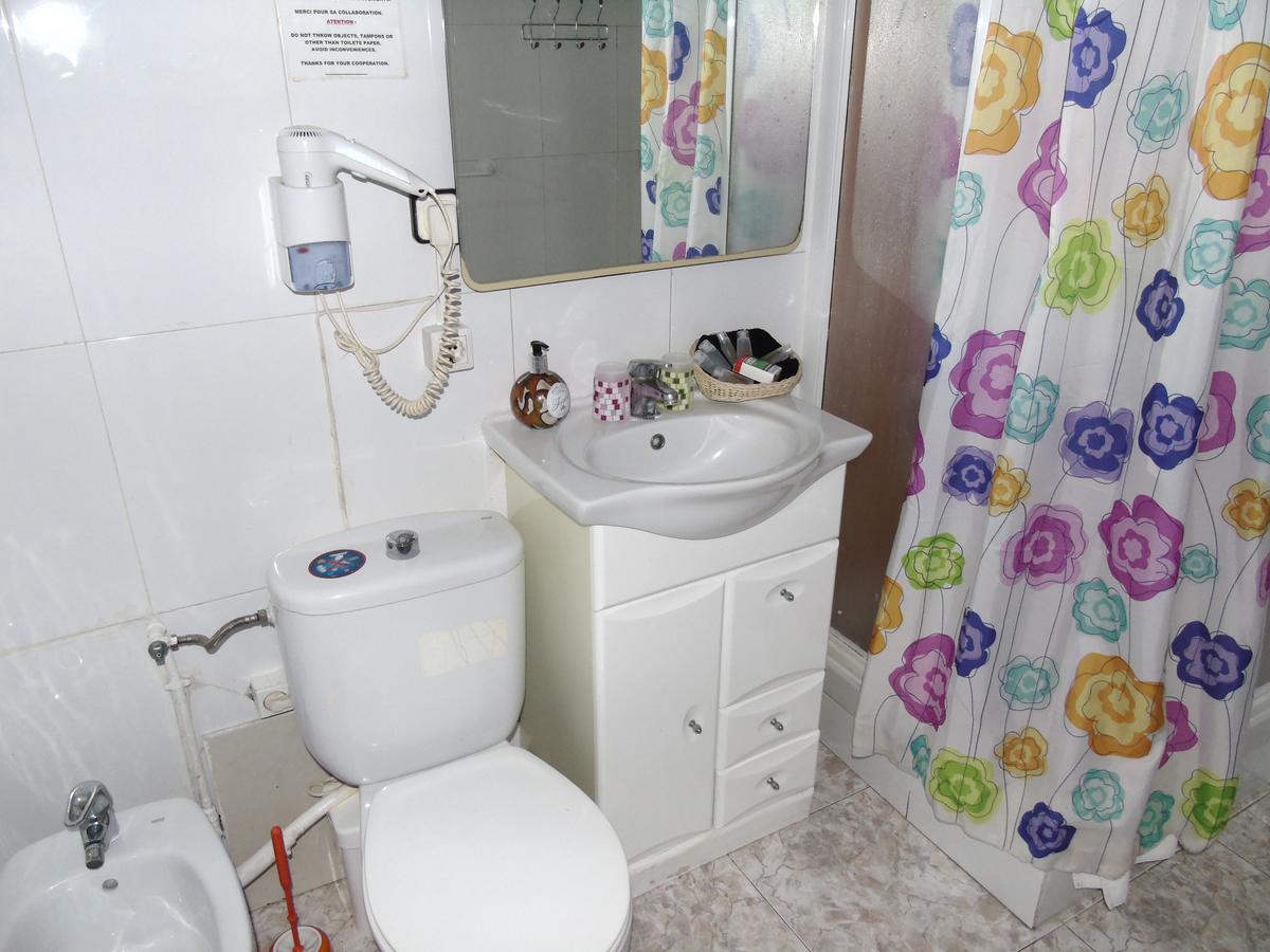 Hostal Aribau Barcelona Bagian luar foto