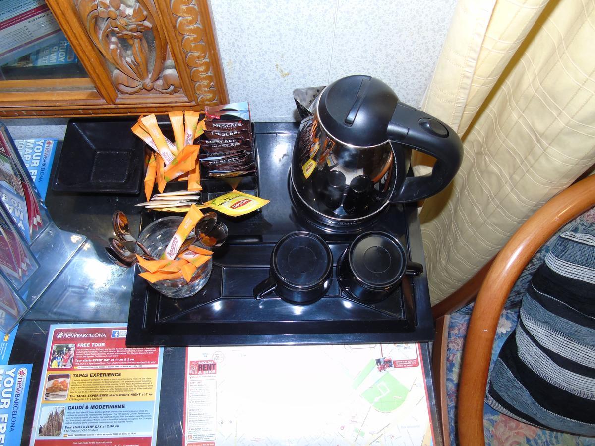 Hostal Aribau Barcelona Bagian luar foto