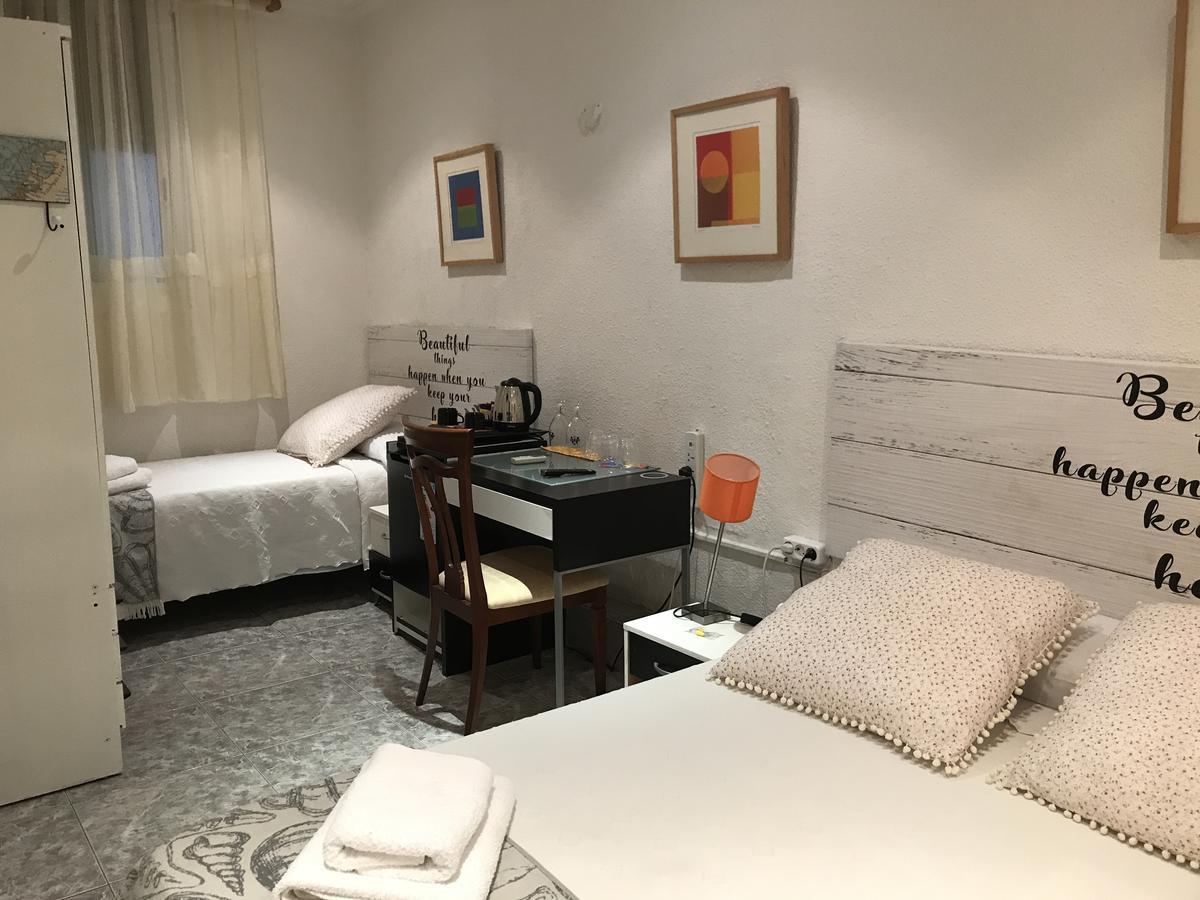 Hostal Aribau Barcelona Bagian luar foto