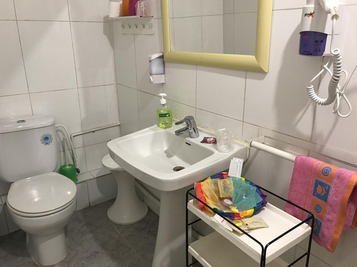 Hostal Aribau Barcelona Bagian luar foto